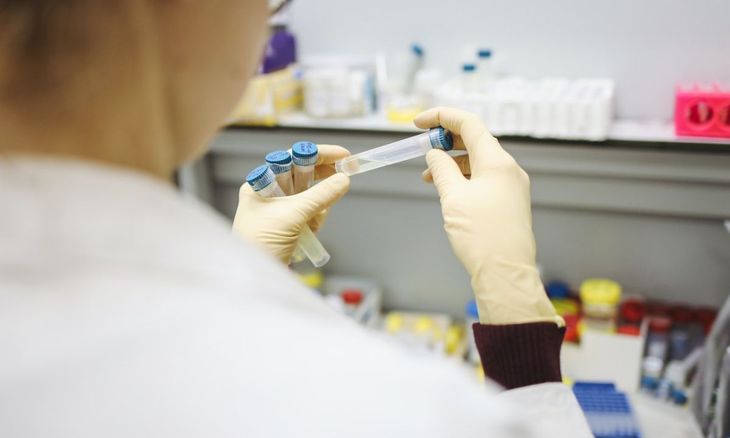 Bioquímicos cobrarán un copago a los afiliados de prepagas