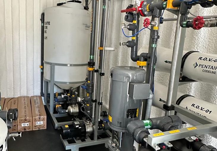 La planta desalinizadora de UTEC fue instalada en Salinas, luego de un dilatado arribo al país desde Estados Unidos.