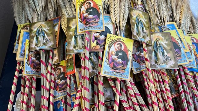 San Cayetano: cientos de fieles se congregan en Liniers y se trasladan a Plaza de Mayo