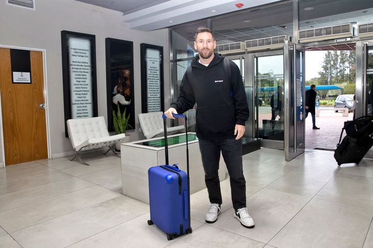 Messi llegó a la Argentina y ya está en el predio de Ezeiza.