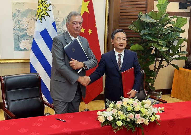 El ministro de Ganadería, Agricultura y Pesca, Fernando Mattos, busca fortalecer la cooperación entre ambos países en materia hídrica.