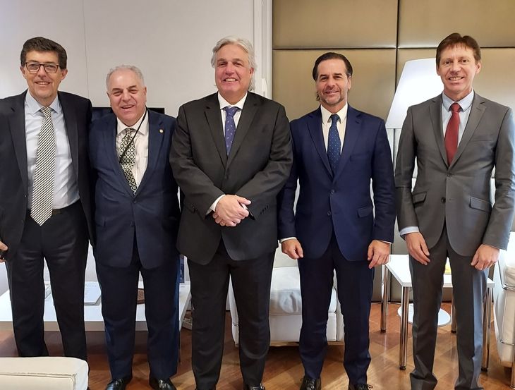 El presidente Luis Lacalle Pou ya está en Francia, donde se reunirá este jueves con su par Emmanuel Macron.