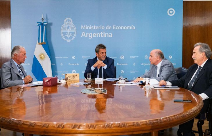 Los representantes industriales del Uruguay junto al ministro de Economía argentino, Sergio Massa, y el titular de la UIA, Daniel Funes de Ríoja. (Foto: @SergioMassa)