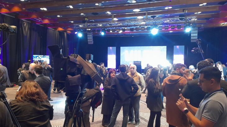 El búnker de Javier Milei y la cobertura de Martín Pared en Radio 10.