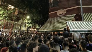 La gente espera ver a Lionel Messi a la salida de un bar de Palermo.