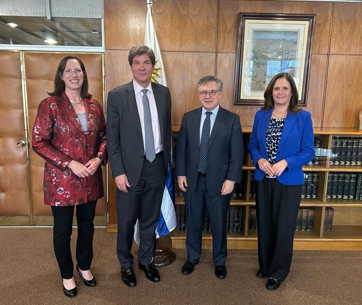 La embajadora Heide Fulton, el jerarca estadounidense José Fernandez, el canciller Omar Paganini y la ministra Elisa Facio dialogaron sobre la potencialidad de las energías renovables en Uruguay.