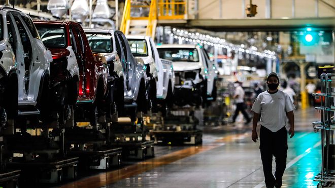 La economía volvió a frenarse en abril y no logró sostener la mejora de marzo