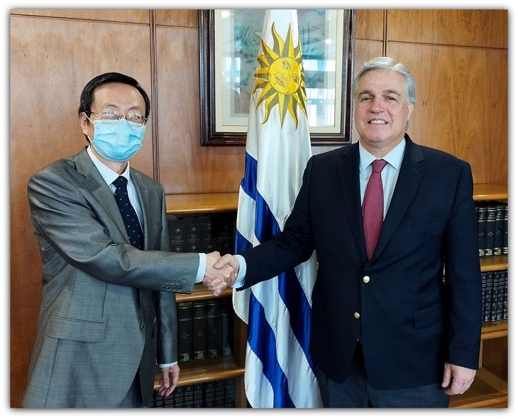 El canciller Francisco Bustillo se reunión con el embajador chino en Uruguay, Wang Gang.