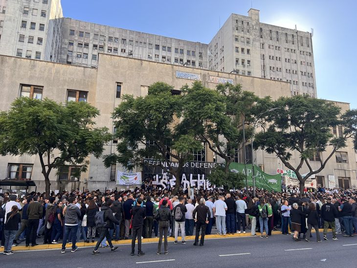 Multitudinario abrazo simbólico al Hospital de Clínicas
