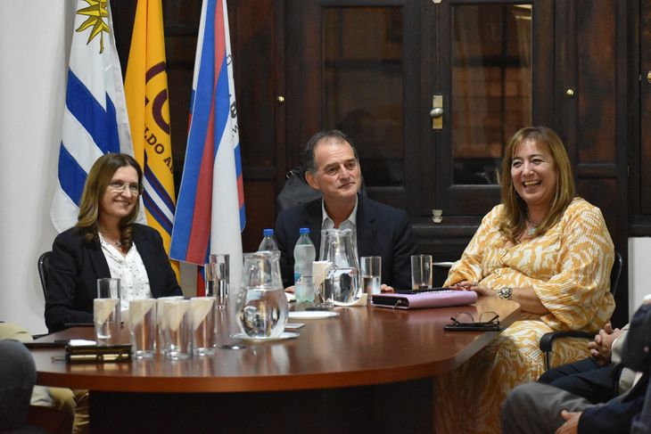 Cabildo Abierto lanzó la campaña de recolección de firmas para el plebiscito de reestructuración de deudas en la antesala del Senado.