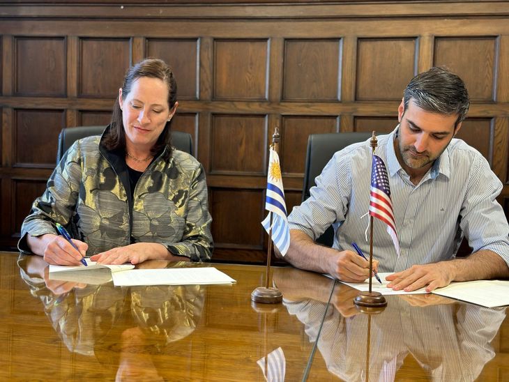 La embajadora estadounidense Heide B. Fulton y el ministro del Interior, Nicolás Martinelli, firmaron un nuevo acuerdo de intercambio de información.