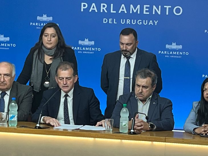 El líder de Cabildo Abierto, Guido Manini Ríos, en conferencia de prensa por un nuevo escándalo en el gobierno uruguayo.