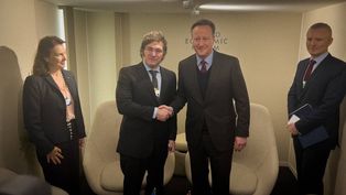Javier Milei con David Cameron en Davos