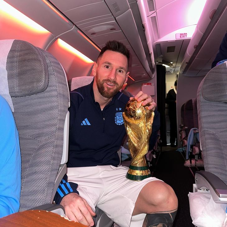 Lionel Messi con la Copa del Mundo.