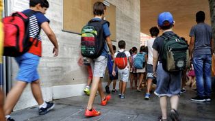 escuelas refuerzan controles por amenazas y restringen el uso de mochilas