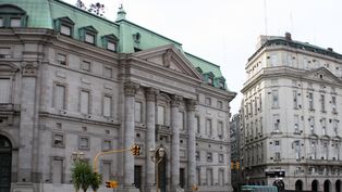 el gobierno propuso un canje de deuda a los bancos por mas de 71.000 millones de dolares