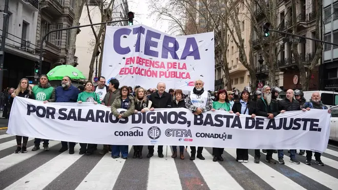 Paro docente con alto acatamiento y advertencia del Gobierno por posibles sanciones