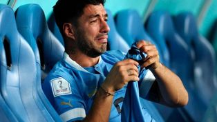 Luis Suarez, en el banco de suplentes, llorando tras la eliminación de Uruguay en Mundial Qatar 2022.