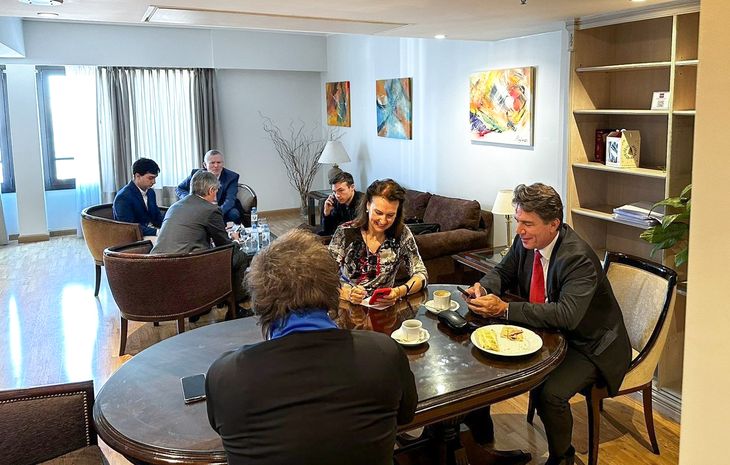 Diana Mondino trabajando con Javier Milei y su equipo en el hotel Libertador.