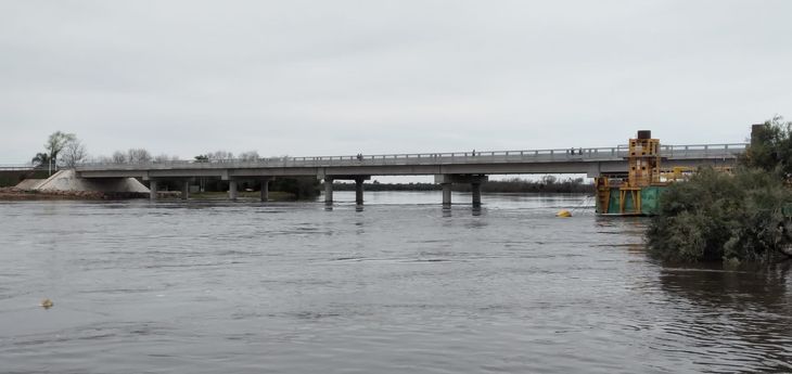 El gobierno desmintió que el puente de La Charqueada se inundara tras las lluvias en Uruguay.