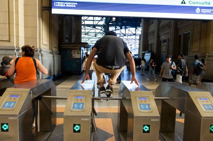 Convocan a saltar los molinetes este viernes como forma de protesta