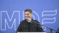 Axel Kicillof en Radio 10: Milei le pone una latita a nuestros recursos como si fuera un auto usado en venta
