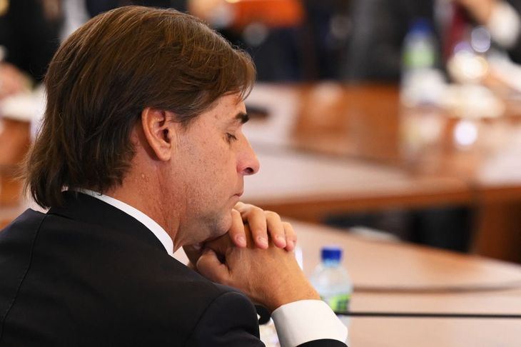 El presidente Luis Lacalle Pou al llegar al encuentro de presientes en Brasil.