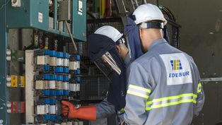 Trabajadores de Edesur, una de las empresas responsables de los cortes de luz.