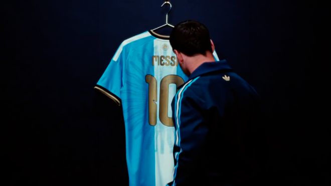 Lionel Messi presentó la última camiseta que utilizará con la Selección argentina.
