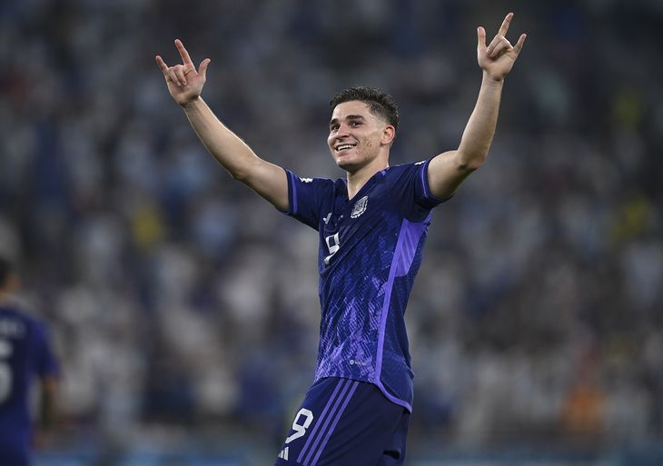 Julián Álvarez con la Selección Argentina en el partido contra Polonia después de marcar su gol.