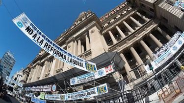 La Justicia reactivó la reforma laboral y dejó sin efecto la suspensión