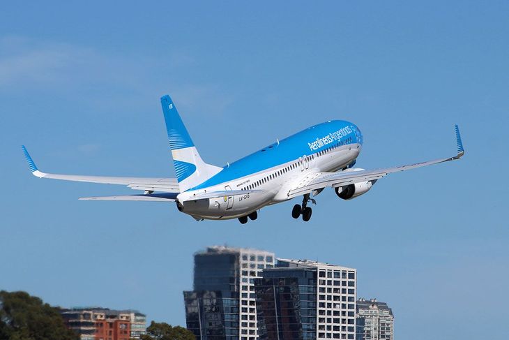Aerolíneas Argentinas incorporará más frecuencias con el principal balneario uruguayo para la temporada alta.