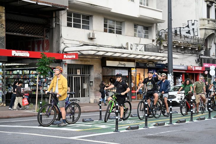 La ciclovía une el Obelisco con la Plaza Independencia.