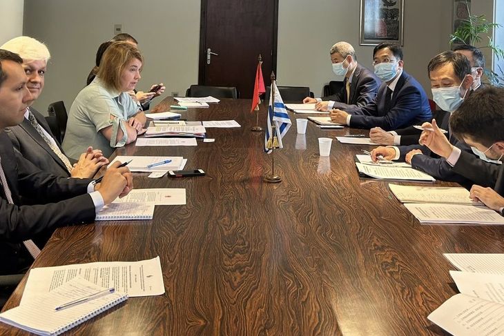 Los funcionarios de la Cancillería del Uruguay recibieron a las autoridades del Ministerio de Economía de China este viernes.
