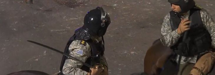 Reprimieron a hinchas de Boca en Uruguay: un efectivo tenía un sable.