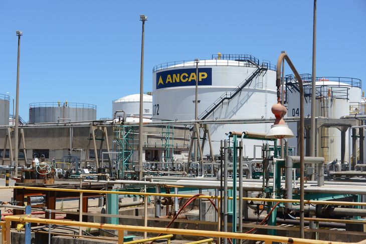 Vecinos alertaron por ruidos similares a estallidos provenientes de la refinería uruguaya.