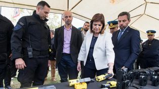 La ministra de Seguridad, Patricia Bullrich, junto al secretario de Transporte, Franco Mogetta