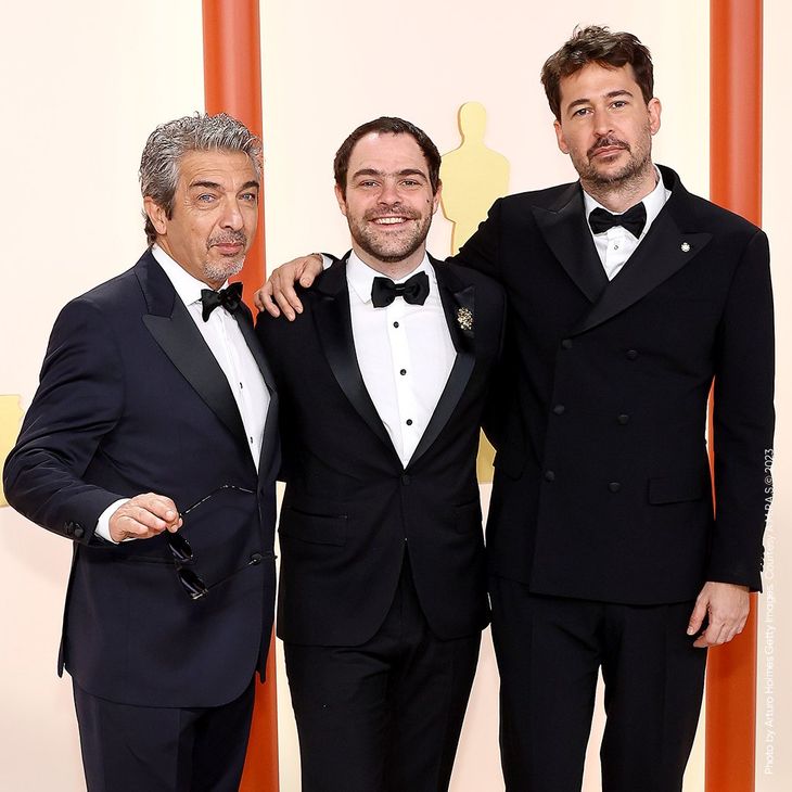 El elenco de Argentina, 1985 y su director.