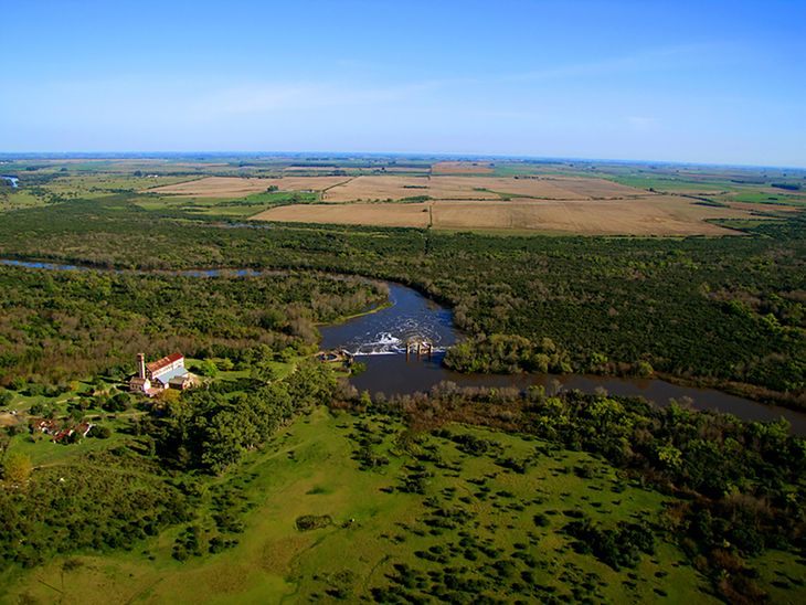 Pese a la denuncia pública de Yamandú Orsi, el Ministerio de Ambiente no pudo constatar cambios en el curso del agua del río Santa Lucía.