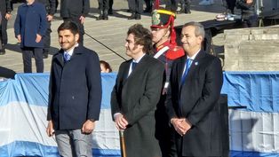 Maximiliano Pullaro encabezó el acto por el Día de la Bandera junto a Pablo Javkin y Javier Milei