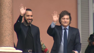 javier milei y otra foto en el balcon: ahora con nayib bukele