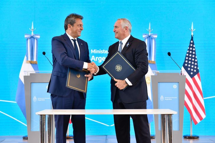 El ministro de Economía, Sergio Massa, firma el acuerdo con el embajador Marc Stanley.