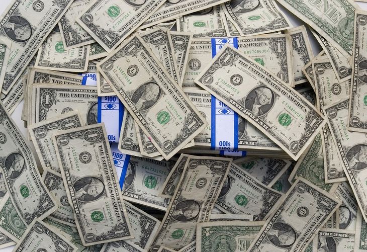 El dólar blue marcó un nuevo récord y se acrecienta la brecha de precios entre Uruguay y Argentina.