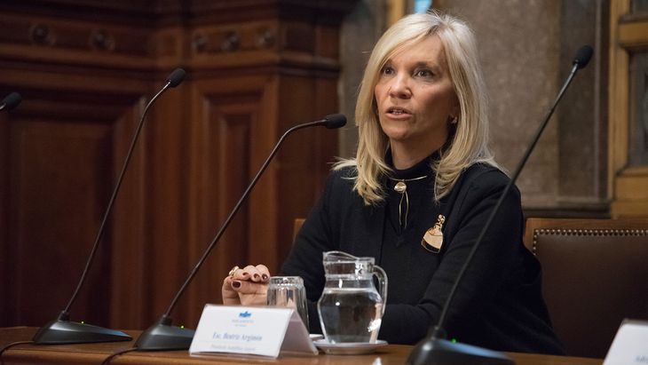 Beatriz Argimón espera este sábado las firmas del PIT-CNT por el plebiscito contra la reforma de la seguridad social.