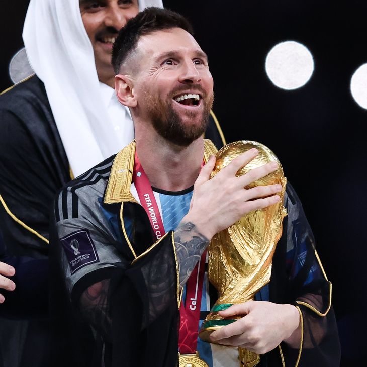 Lionel Messi con bisht en Qatar.