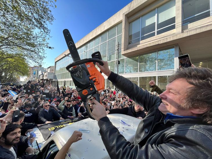 Javier Milei en una caravana por PBA.