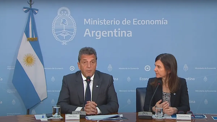 Sergio Massa y Fernanda Raverta en el anuncio del bono para trabajadores informales