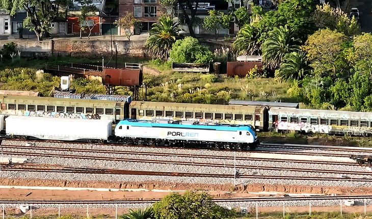 El Ferrocarril Central realizó su primer viaje entre la planta de UPM 2 y el Puerto de Montevideo.