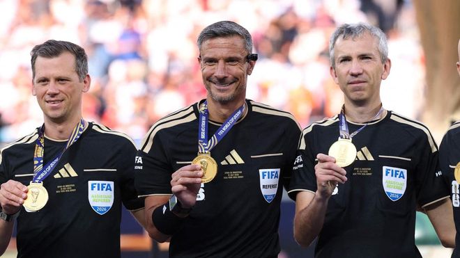 El árbitro de la final entre Argentina y España anunció su retiro tras el Mundial
