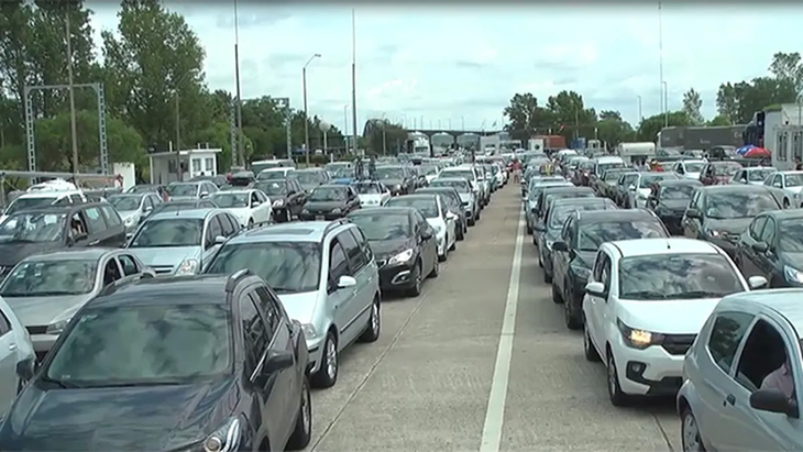 El crecimiento de turistas uruguayos en Argentina tiene su correlato con los constantes cruces por la diferencia cambiaria.